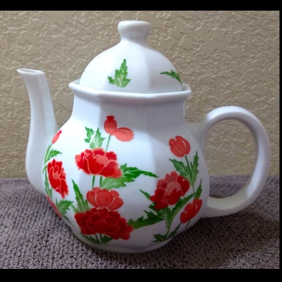 VINTAGE~ TOSCANY Collection Porcelain Teapot with Red Flowers~Made in Japan - Picture 2 of 7